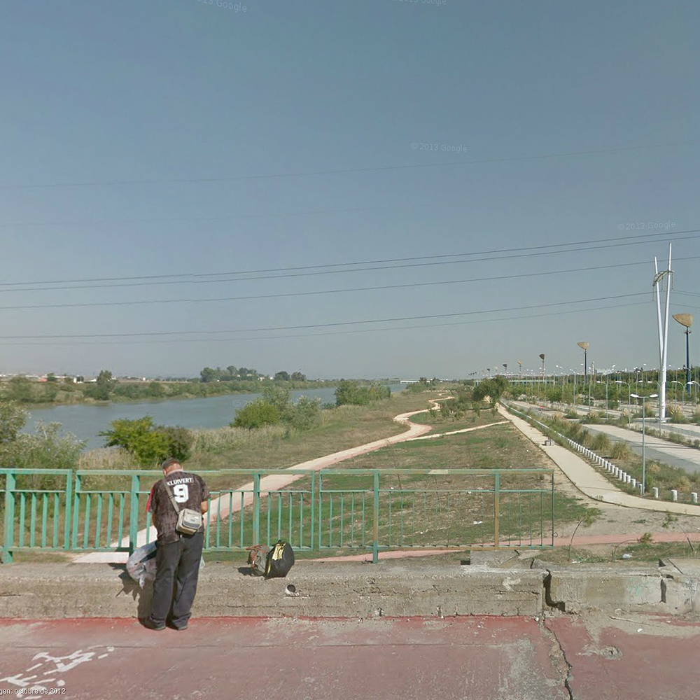 Foto Google Street View Loreal y lo irreal un hombre solo en un puente