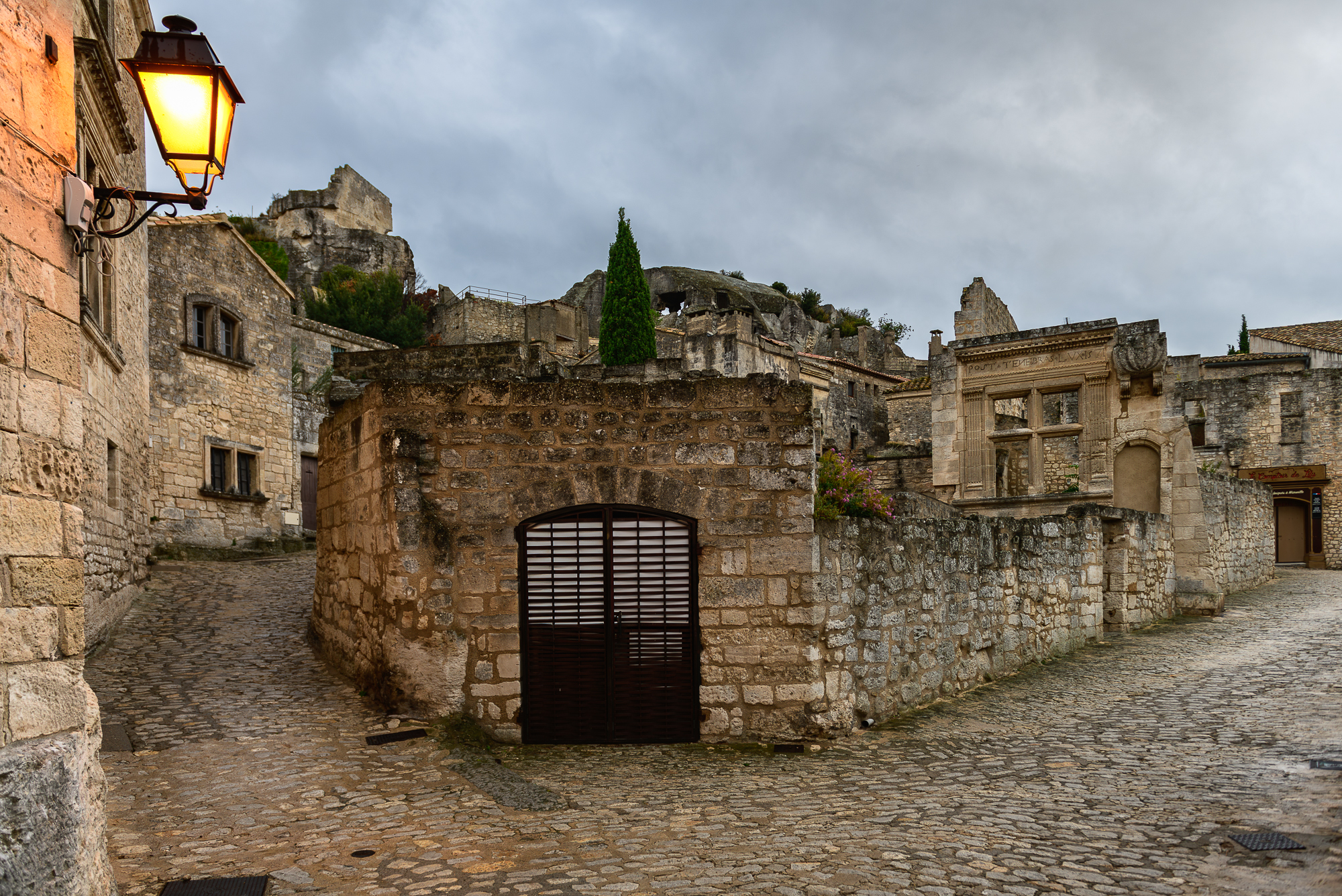 Les Baux-de-Provence, Lei Bauç en provençal, située dans le département des Bouches-du-Rhône en région Provence-Alpes-Côte d'Azur.  Situés dans le massif des Alpilles.