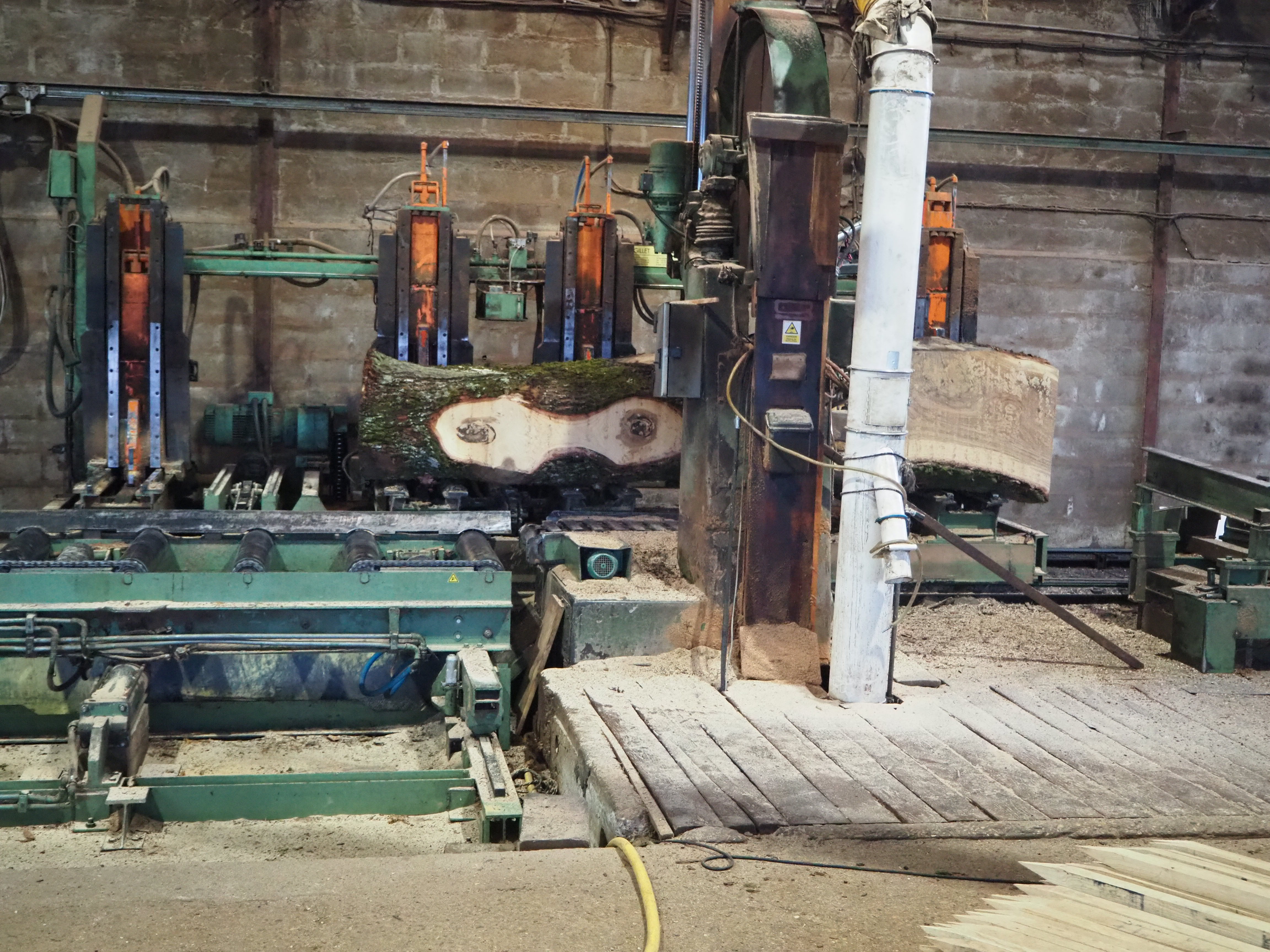 Une grande scie à ruban scie des épaisseurs sur mesure 