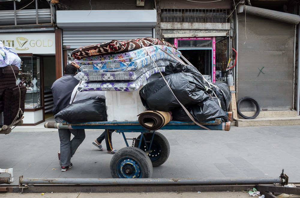 Diyarbakir (Amed), quartier de Sur. Mars 2016. Les combattants ont cess&eacute; depuis environ 2 mois. Habitants quittant leur maison.