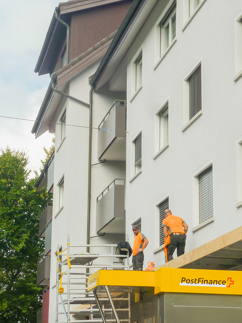 In der H&ouml;he. Zusammenarbeit &uuml;ber den D&auml;chern W&auml;denswils &ndash; gemeinsam etwas schaffen. * *Roter Container unten links im Bild mithilfe von KI entfernt.