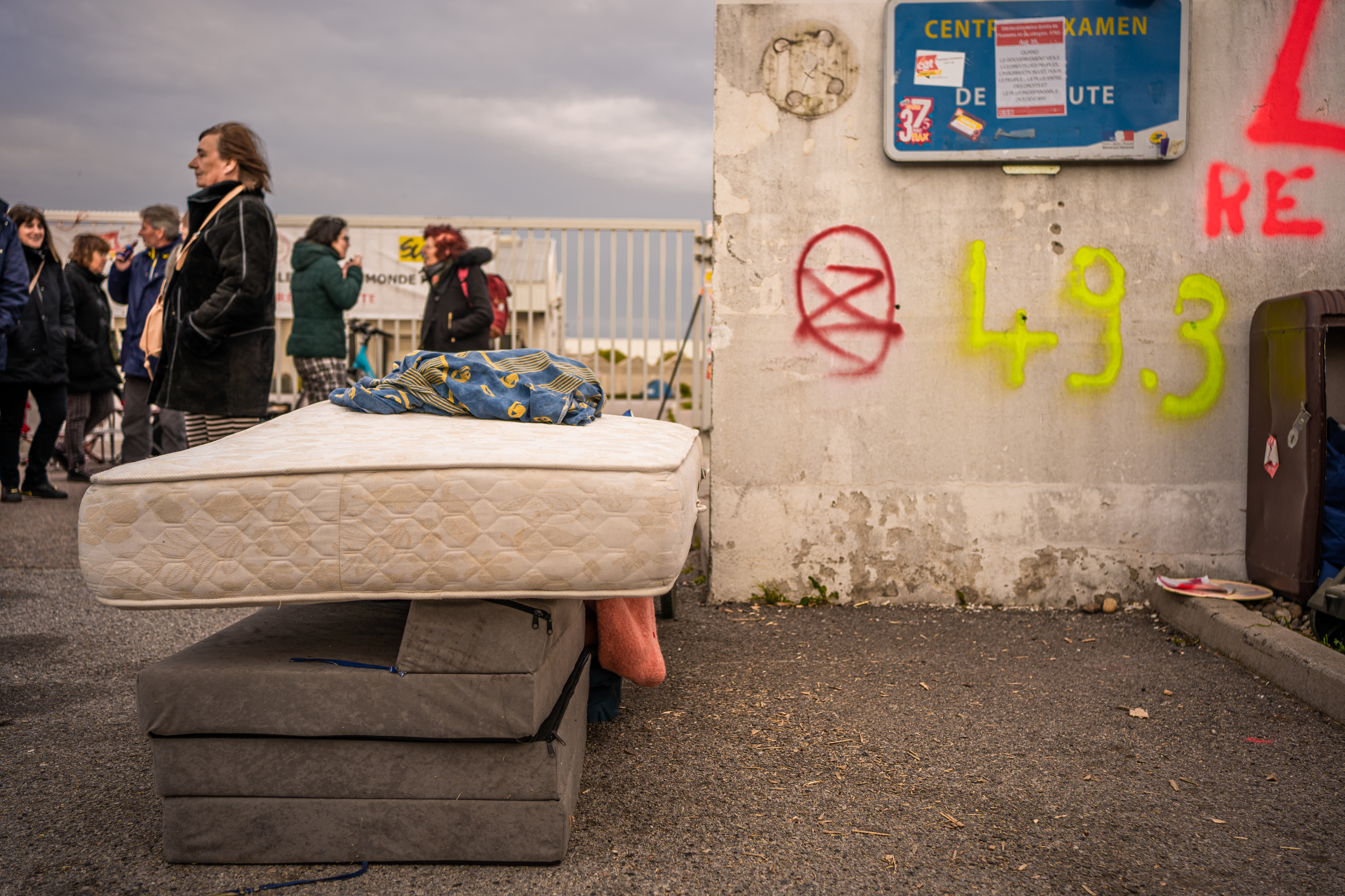 Une nuit, ils se sont faits caillass&eacute;s. Par des voitures qui faisaient leur rep&eacute;rages, qui reviennent et attaquent. Ils avaient faits face aux vents violents, mais l&agrave; &ccedil;a devient trop dangereux. Ils d&eacute;montent certaines installations&nbsp;: ils n&rsquo;y passeront plus les nuits. 