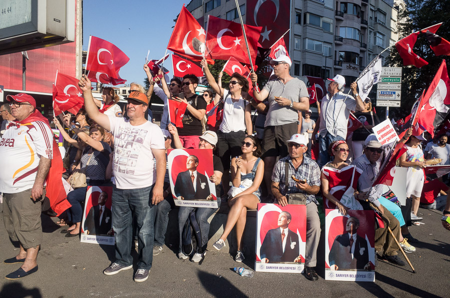Meeting des partisans du CHP, 10 jours apr&egrave;s le coup d'&eacute;tat avort&eacute; en Turquie. Quelques jours apr&egrave;s ce meeting, le leader du CHP, Kili&ccedil;daroglu, acceptera de rejoindre "l'union sacr&eacute;e" autour de Erdogan. Pourtant, nombre des partisans du CHP, sorte de gauche lib&eacute;rale nationaliste, plut&ocirc;t la&icirc;que, sont inquiets de la mont&eacute;e du conservatisme religieux.