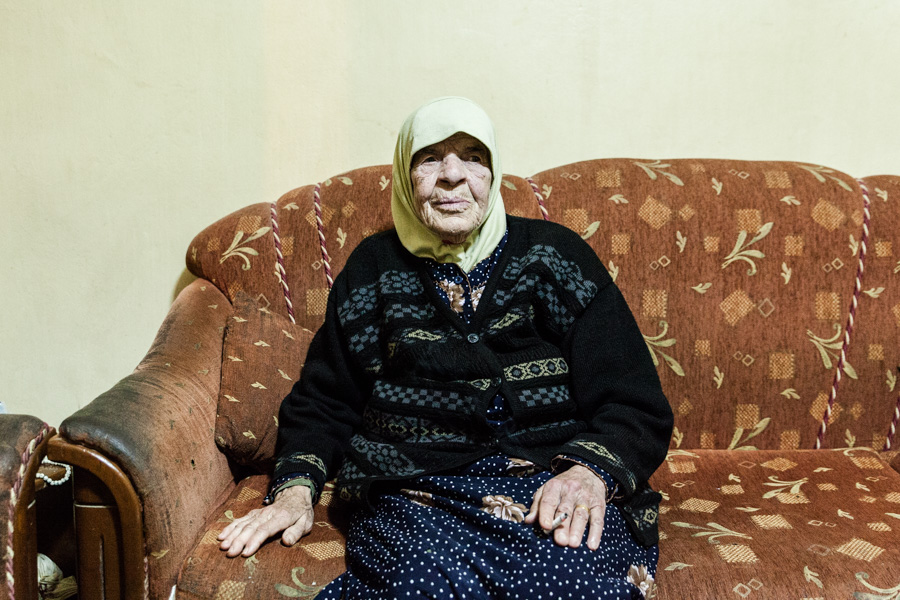 Beddawi Camp, Tripoli, north Lebanon. Malgr&eacute; son &acirc;ge, Oum Abdallah a la m&eacute;moire vive et la langue d&eacute;li&eacute;e. Elle n'a rien oubli&eacute; de la vie dans son village de montagne au Nord de la Palestine, avant la nakba. Le travail &eacute;tait le dur, mais l'entraide et la solidarit&eacute; dans le village faisaient que la vie y &eacute;tait agr&eacute;able.  Lors de la Nakba, les villageois ont d'abord &eacute;t&eacute; d&eacute;plac&eacute;s dans un autre village. Pensant revenir, ils n'avaient sur eux que leur v&ecirc;tements. Mais ils ne reviendront jamais. 14 hommes seront ex&eacute;cut&eacute;s par les sionistes (interview &agrave; venir). 
