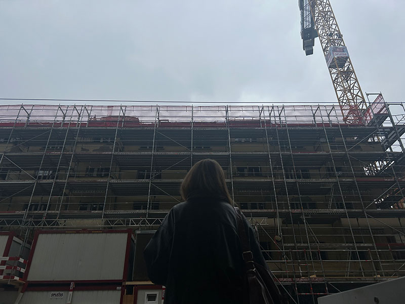 Als Kind bemerkte sie Baustellen kaum und heute erinnert sie jeder rot-weisse Absperrbalken an ihre heikle Wohnsituation.
