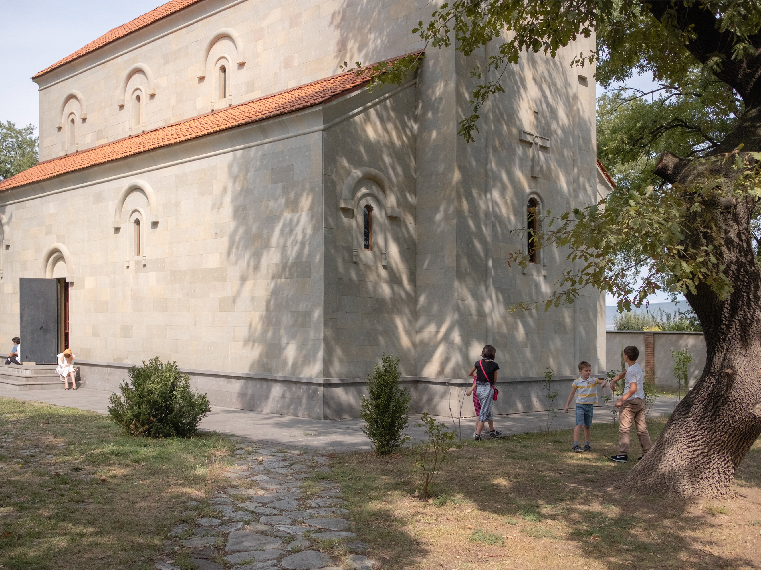 The site of the church was from the beginning the meeting place of the village. At first the trees were the only ones in the whole village. On the hot summer days, one was very grateful for the shadow of the large oak trees.