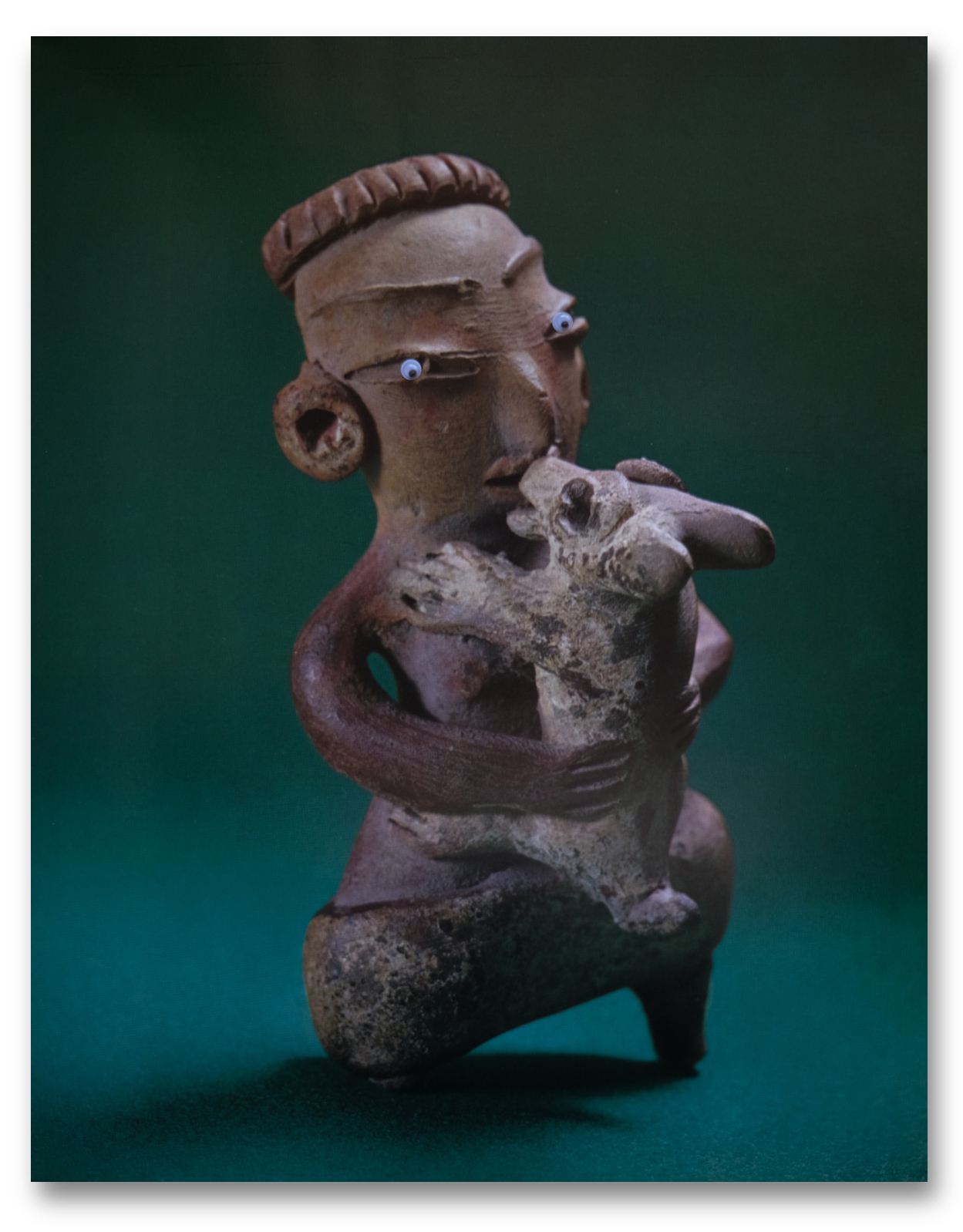 Mulher ajoelhada beijando um cao. C. de 1100-500 c. C; Terracota modelada, cm traços de policromia; altura 8 cm. De Tlatilco. 23.5 x 28.5 cm.