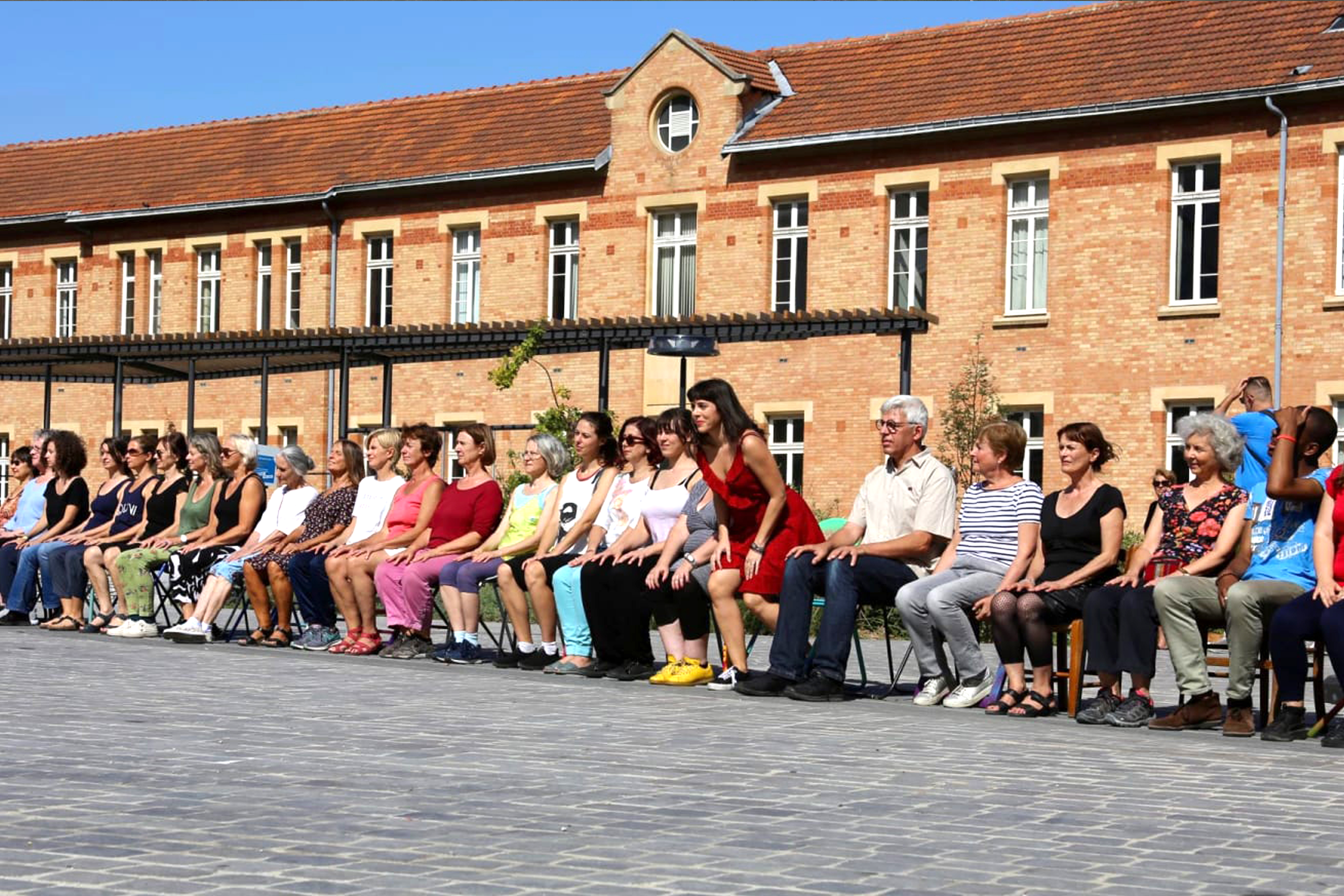 SillasSPECTACLE CHORÉGRAPHIQUESillas (chaise en espagnol) est un projet chorégraphique avec les habitants, une rencontre performative qui développe à partir de la relation du corps et de l'objet quotidien - la chaise, une écriture en mouvement dans l'espace public.