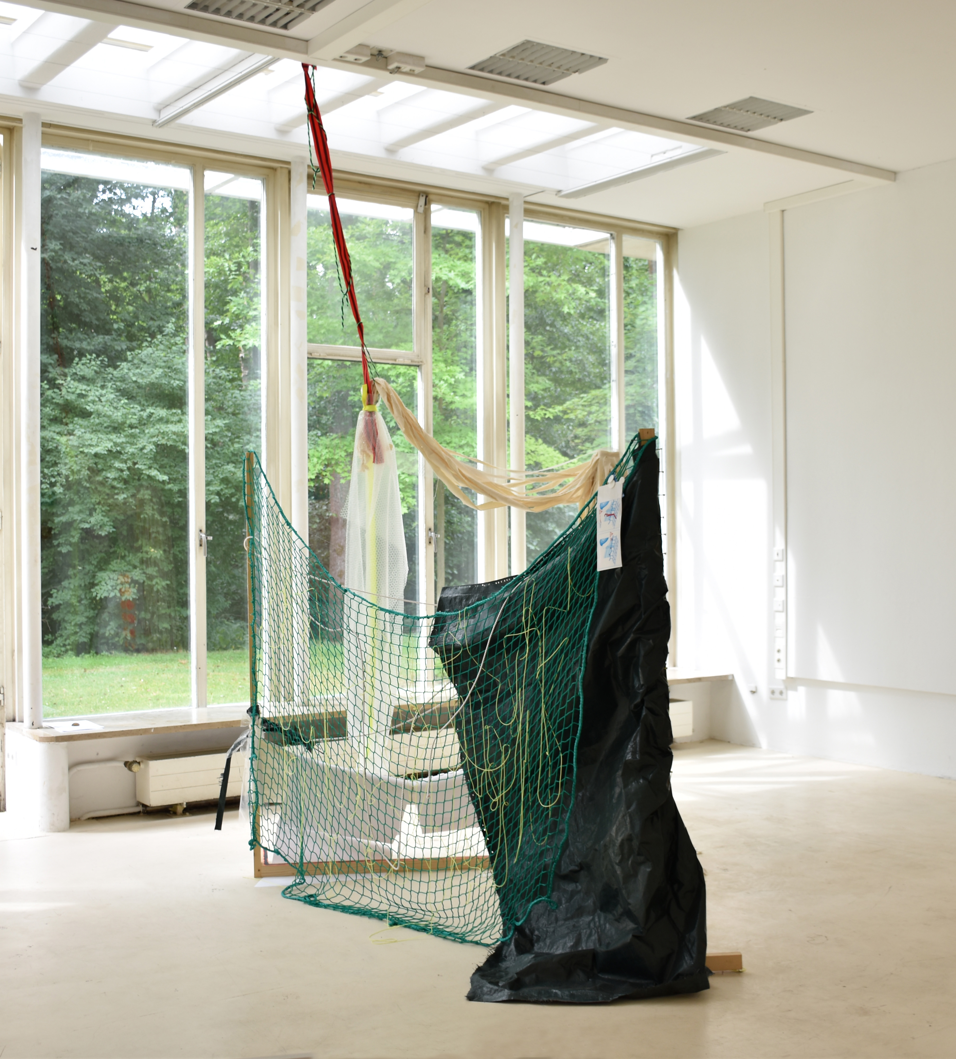 Beep;Boing;Clink;Ding-dong;Swooosh , Holz, Papier, Seil, Wolle, Stoff, Luftpolsterfoile, Abdecknetz, Abdeckplane, Variable Größe, 2023