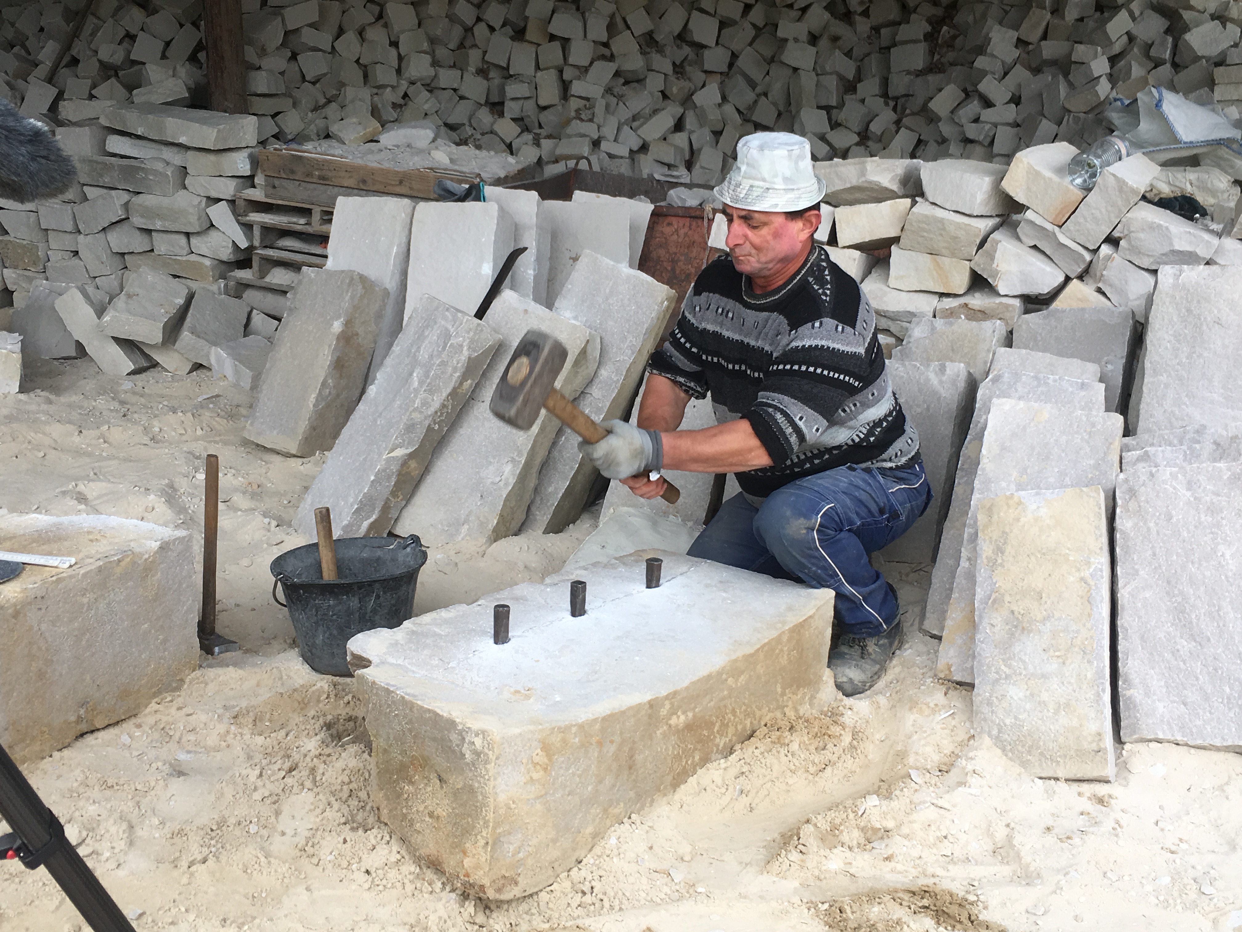 Le carrier frappe sur les coins pour fendre le grès