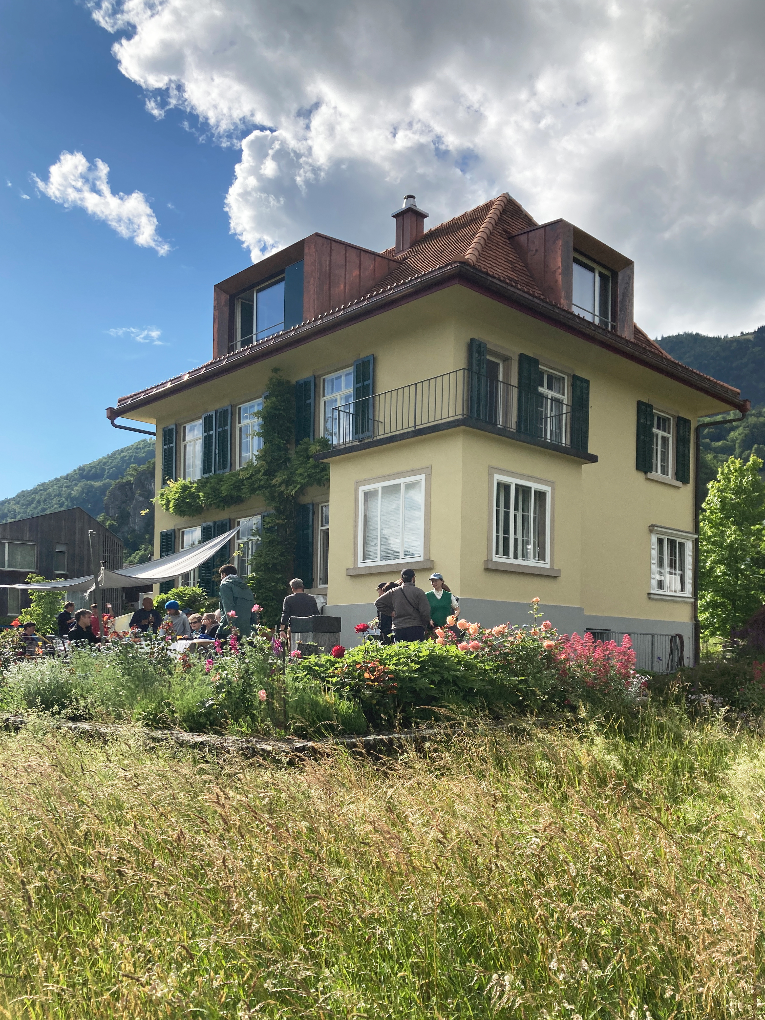 25.05.24 - Anschliessender Apéro und Besichtigung der Artist+ Residency in Weesen. 