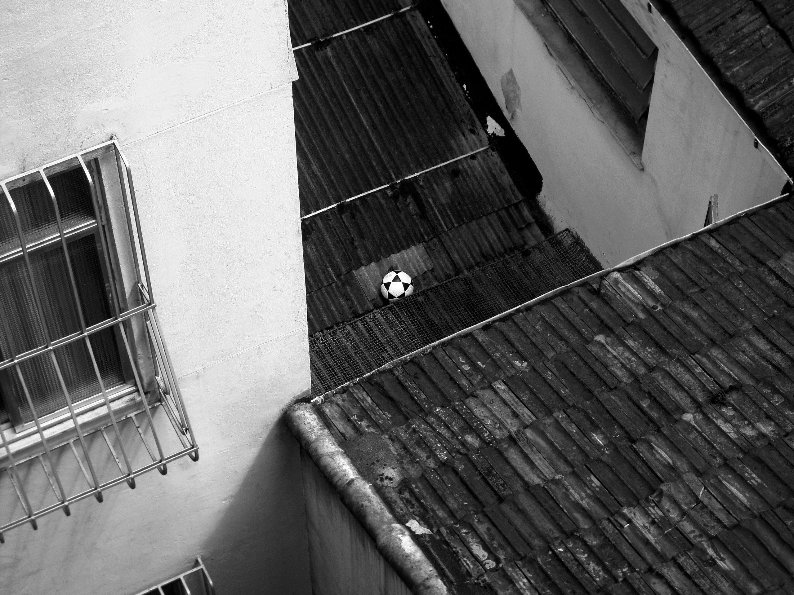 Ball on a roofSão Paulo, Brazil, 2013photography, bw, single
