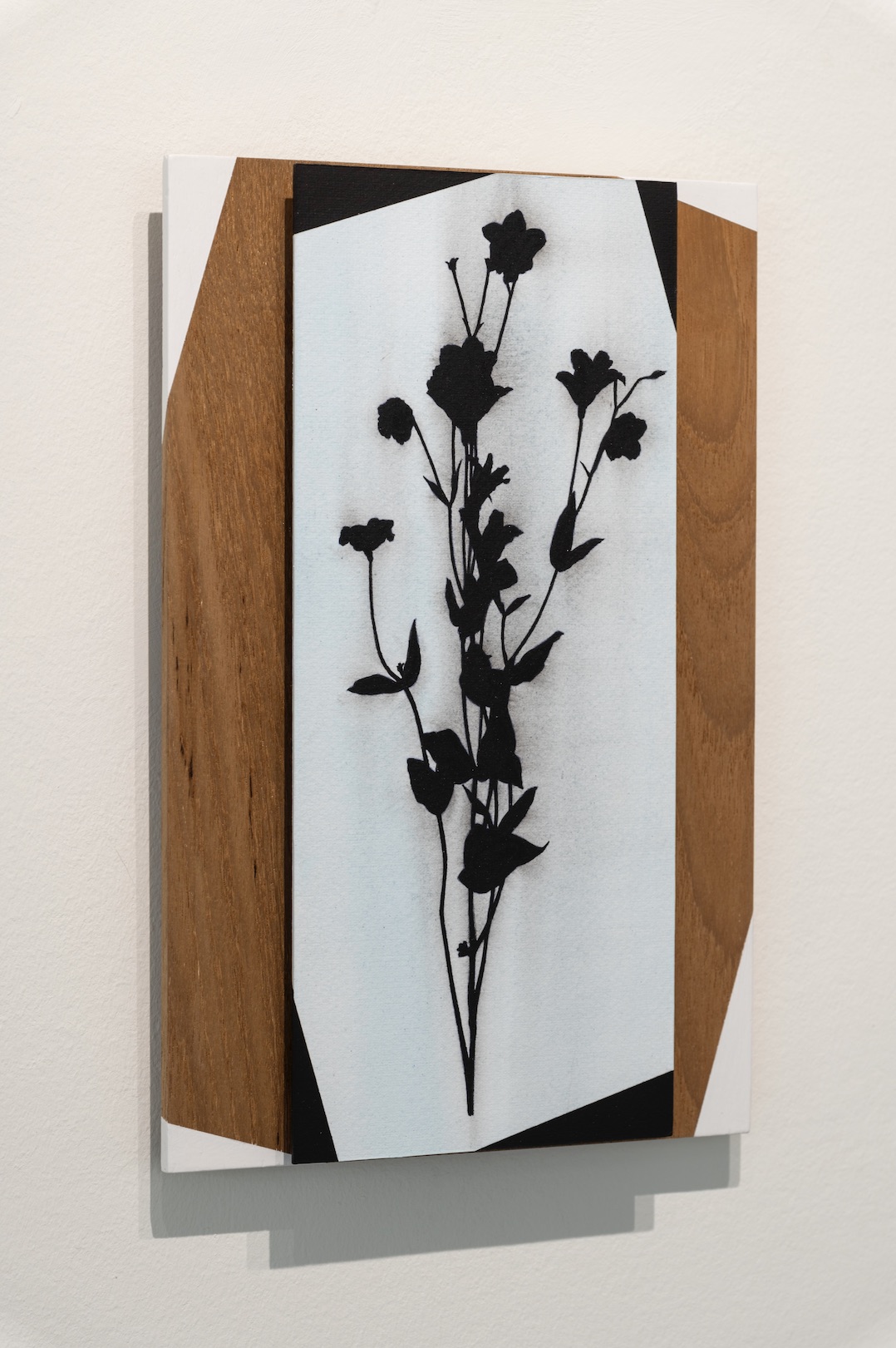 ‘Positioning (?)’, 2023, conté pencil and acrylic on paper/aluminium and teak wood			panel, 30 x 20 cm, private collection (photo: Eric de Vries)