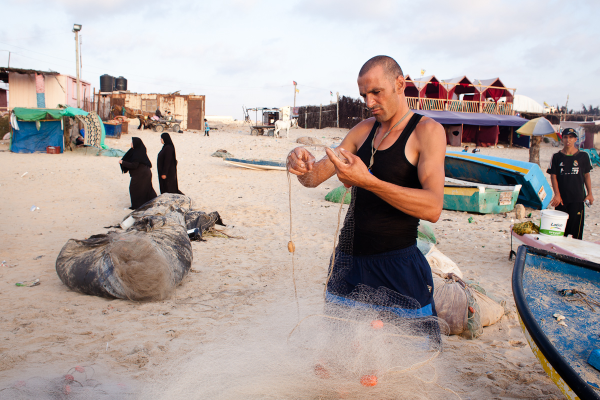 Gaza, juillet 2012. Avant de partir, Fadel inspecte soigneusement le filet.