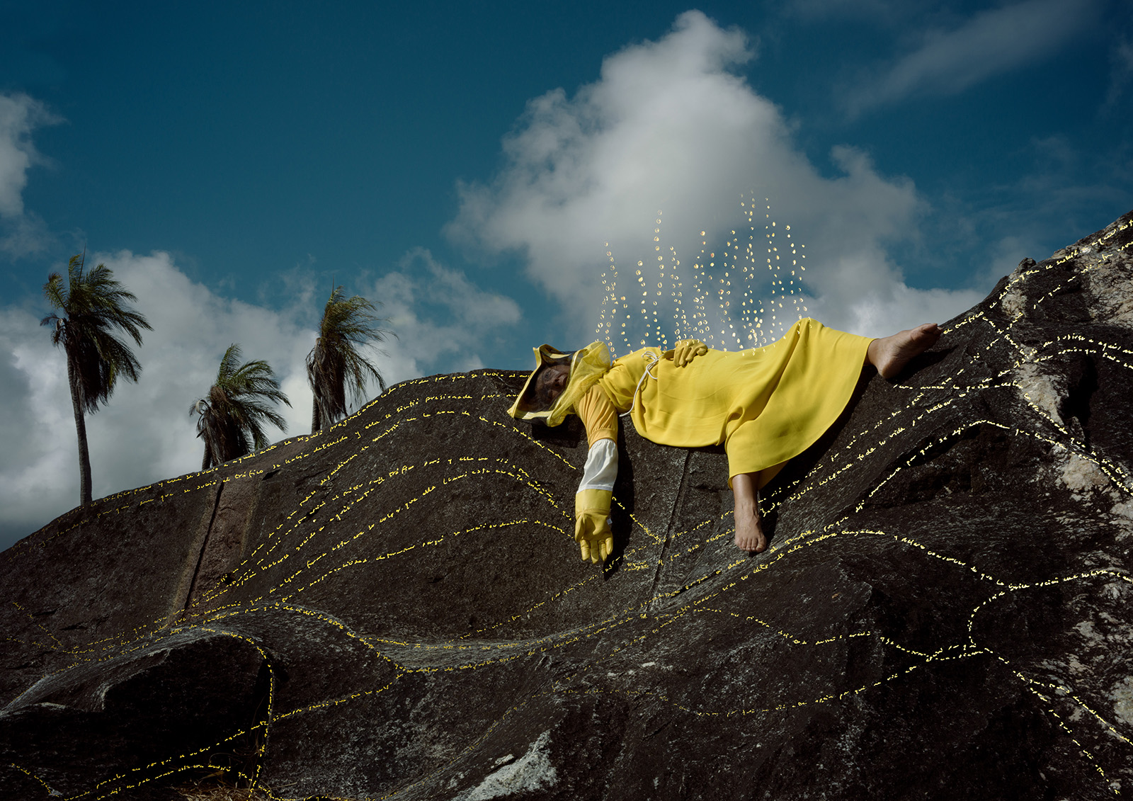© Mónica ALCÁZAR DUARTE In the country of lava Série Xuna'an Kaab - Grandma as a beekeeper, 2024