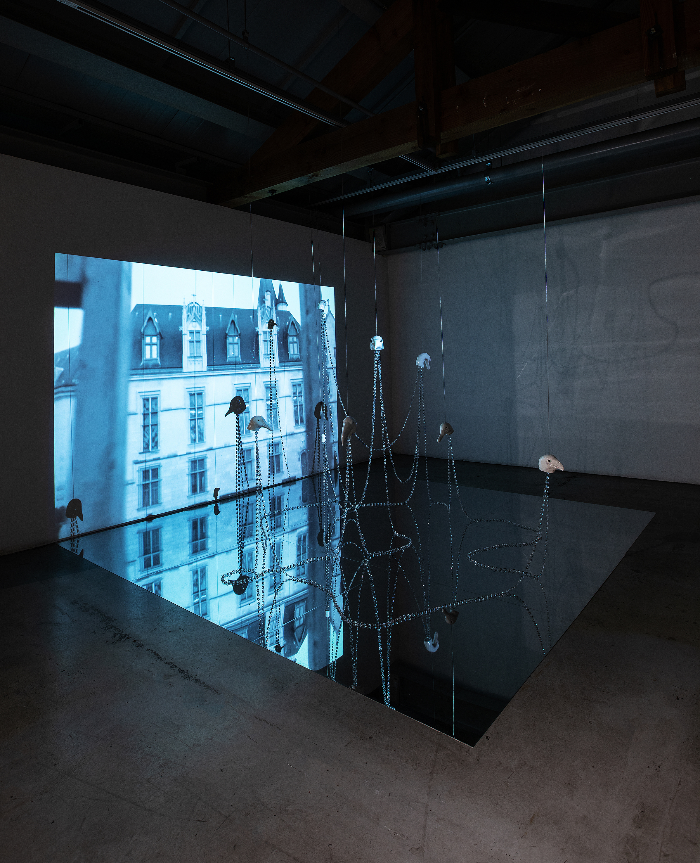 Fence around / Ceramic, crystal, mirror &  single channel video 1 min 30 sec,  270 x 270 x 180(h) cm, Fence around, 2018Ceramic, crystal, mirror &  single channel video 1 min 30 sec, 270*270*180(h)cm, 2018