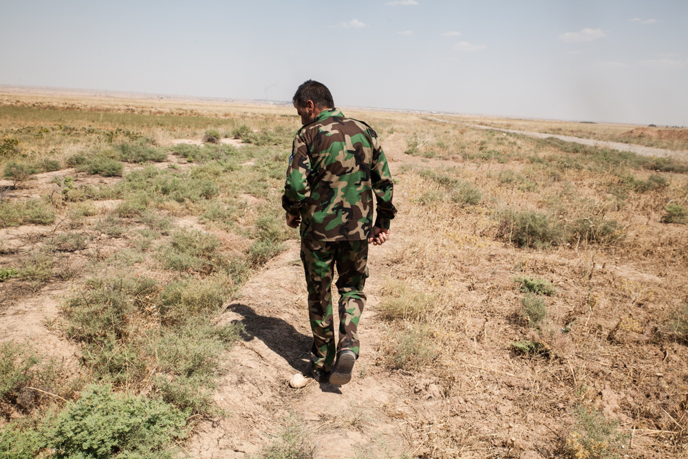 Taza Khurmatu, south of Kirkuk. July 2015. Près de la ligne de front. A cet endroit, daesh a assassiné plusieurs dizaines de Turkmen, les allongeant dans la tranchée avant de les tuer à bout portant.