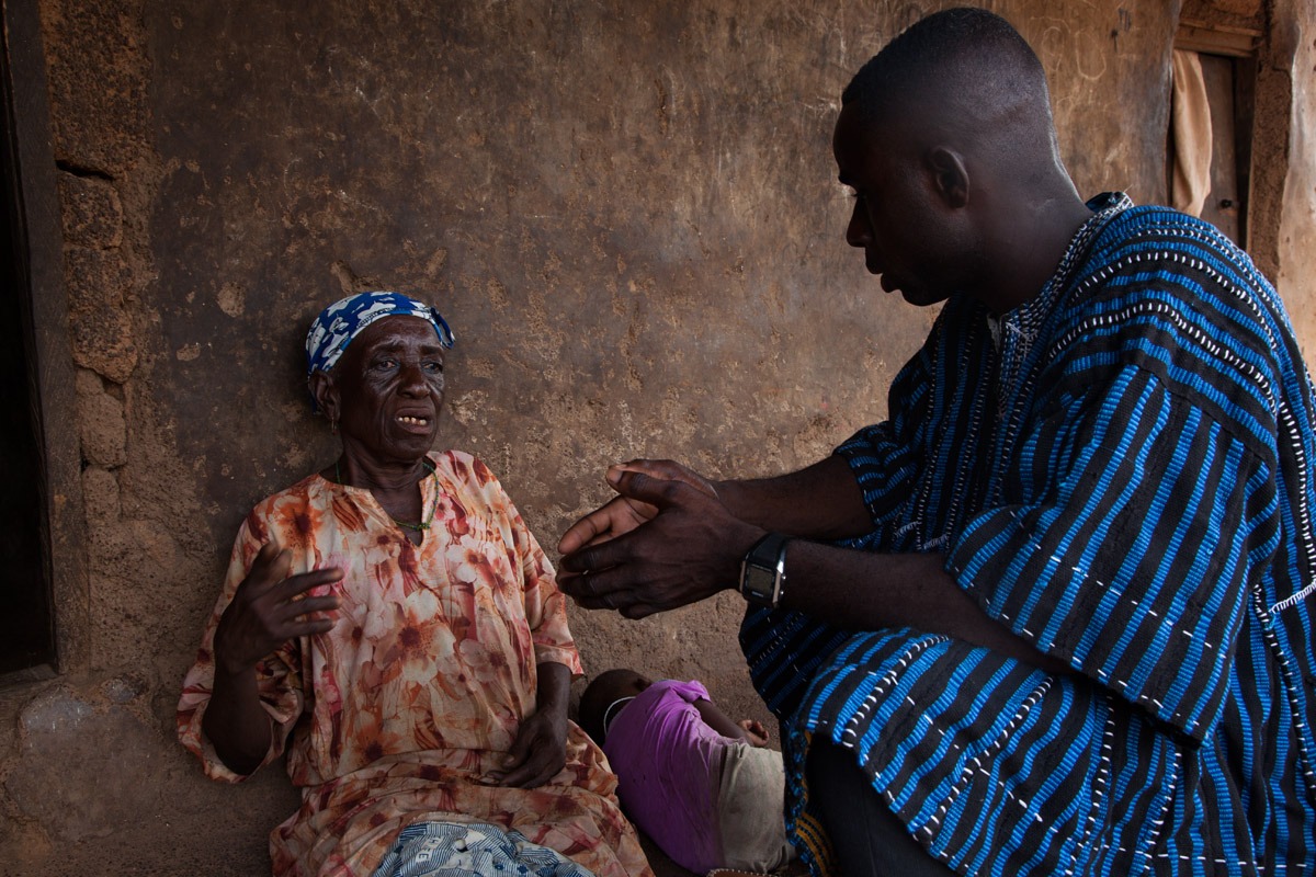 Banabas Dalabra mit Azara Alhassan, die vor einem Jahr in ihre Familie reintegriert wurde. / © Ann-Christine Woehrl, Ghana 2023