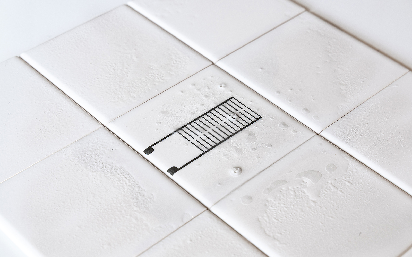 Moisture sensing tile
