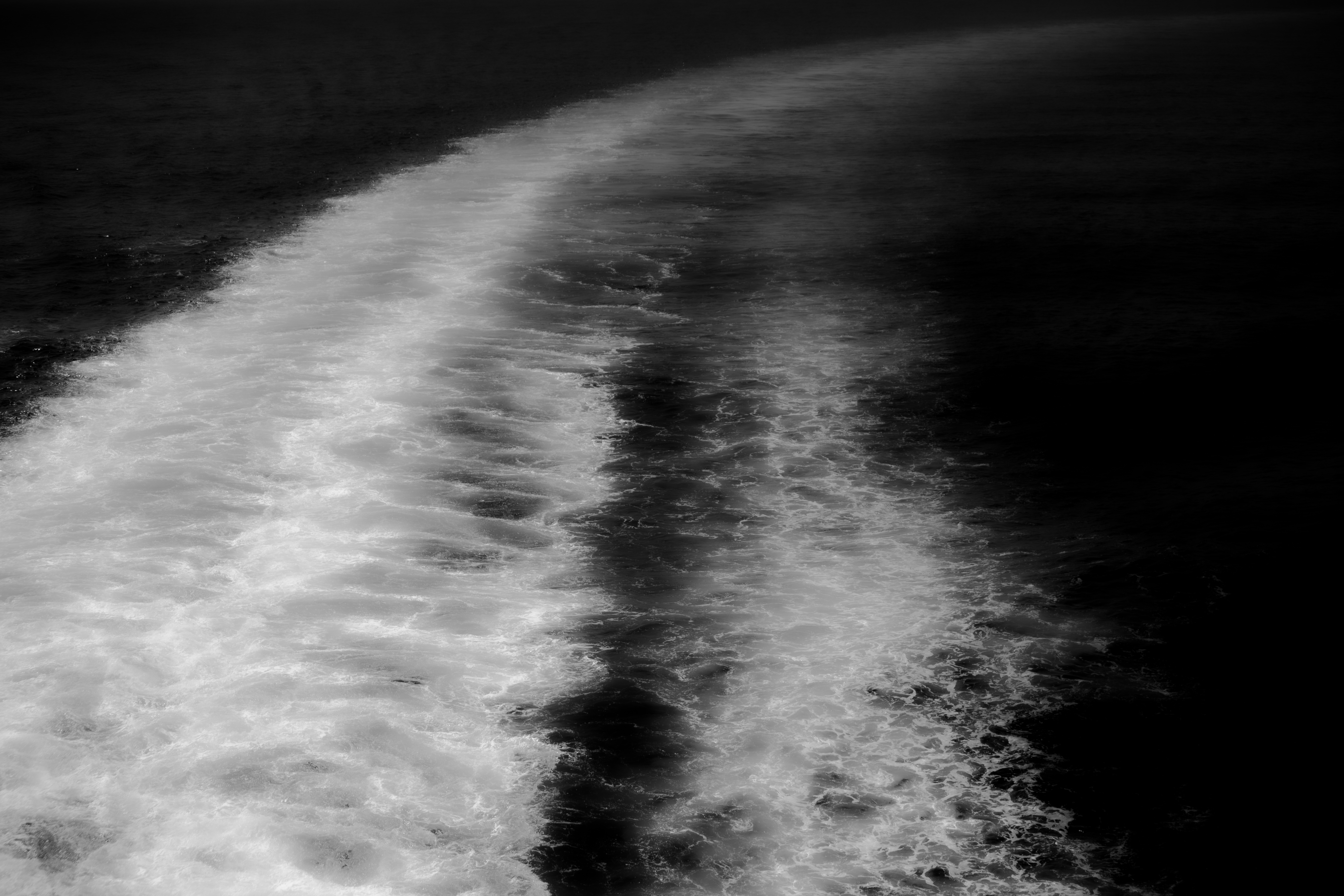 Permíteme desenfocarte cuando tú te obsesionaste con tu figura, concédeme una mala exposición a pesar de tus miles de avisos. Déjame petrificarte, moverte y mal encuadrarte. Quiero darte las gracias por permitir mis atrevidas decisiones a la hora de tocarte o por tolerar aquello que otros consideraron desperfectos en ti. Sé siempre un bello error constante y no el idílico y aburrido perfecto acierto, pues contigo no tiene cabida la búsqueda obsesiva del éxito. Nunca dejes de ser la experimentación rebelde que con la pareja adecuada y sin pedir permiso alguno, se permite destruir, crear o emocionar. Puede que para muchos solo seas un mero dibujo con luz, algo que ver en pocos segundos y luego olvidar, la mera estela de un barco que en pocos minutos desaparecerá… Vistas como vistas, estés con quien estés, para mi siempre has sido y serás preciosa.  Carta de amor a la fotografía.