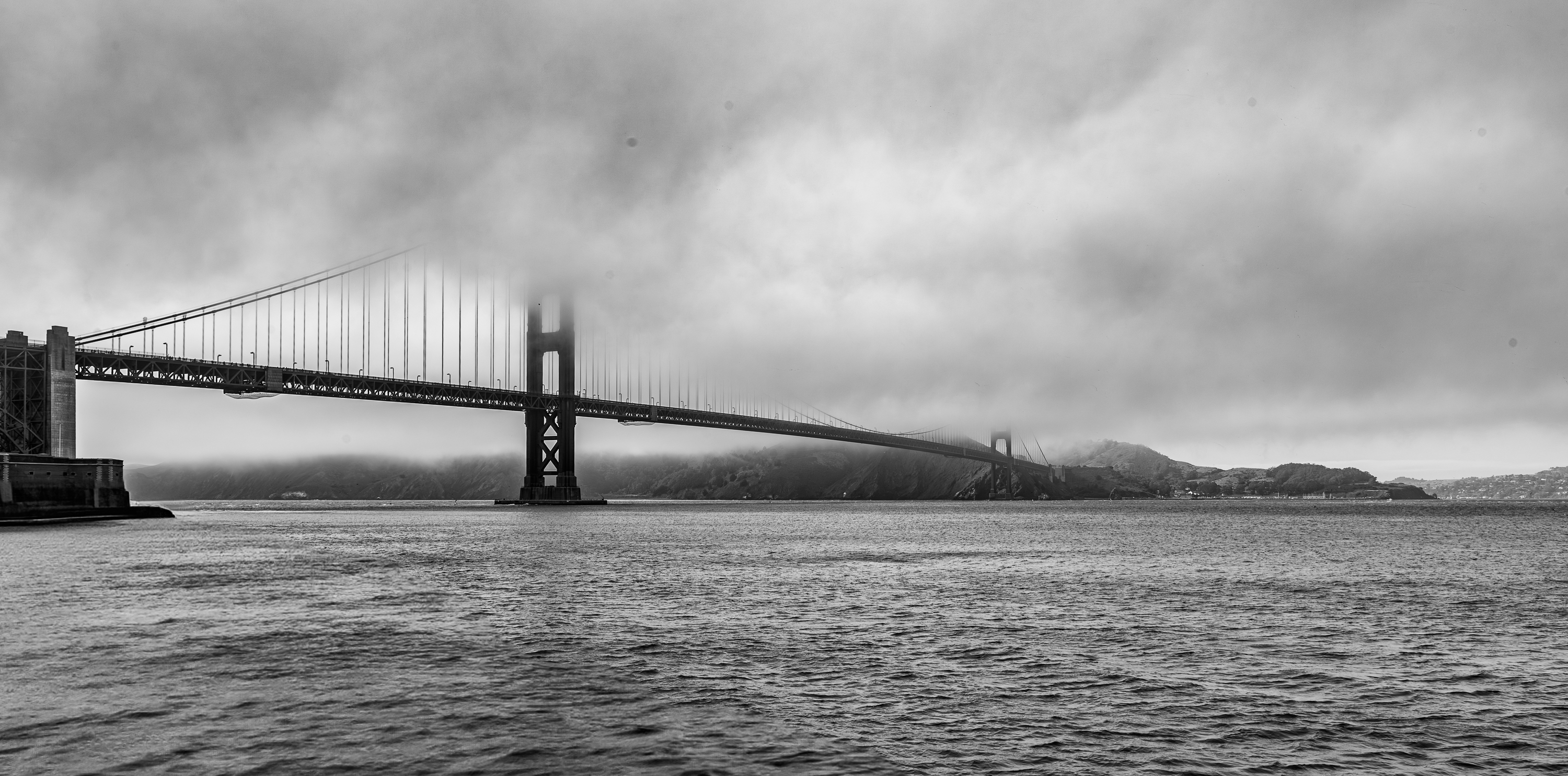 Golden Gate. Californie, pont traversant le détroit qui débouche dans l'océan Pacifique. Il relie San Francisco à Sausalito.