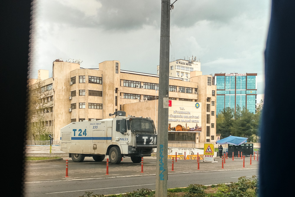 Diyarbakir, mairie centrale. Les deux co-maires de Diyarbakir, G&uuml;ltan Kisanak et Firat Anli, &eacute;lus en 2014 en co-gouvernance comme le veut la charte du HDP, n&rsquo;ont pas &eacute;chapp&eacute; &agrave; la r&eacute;pression. Dans la foul&eacute;e de leur limogeage, puis de leur arrestation fin octobre 2016, pr&egrave;s d&rsquo;une cinquantaine d&rsquo;associations de la ville ont &eacute;t&eacute; ferm&eacute;es, l'&eacute;tat utilisant le d&eacute;cret KHK adopt&eacute; dans le cadre de l'&eacute;tat d'urgence dans ce but pr&eacute;cis. Les deux co-maires ont &eacute;t&eacute; remplac&eacute;s par un administrateur d'&eacute;tat.