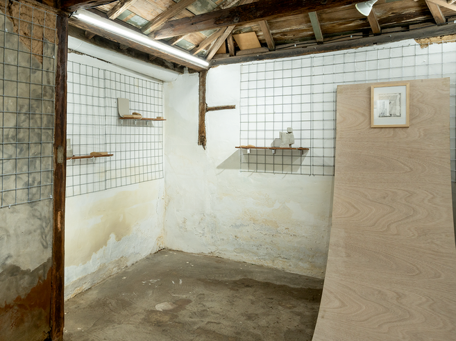 《Solid, Weak, Temple》(2023, 챔버 1965) 전시 전경