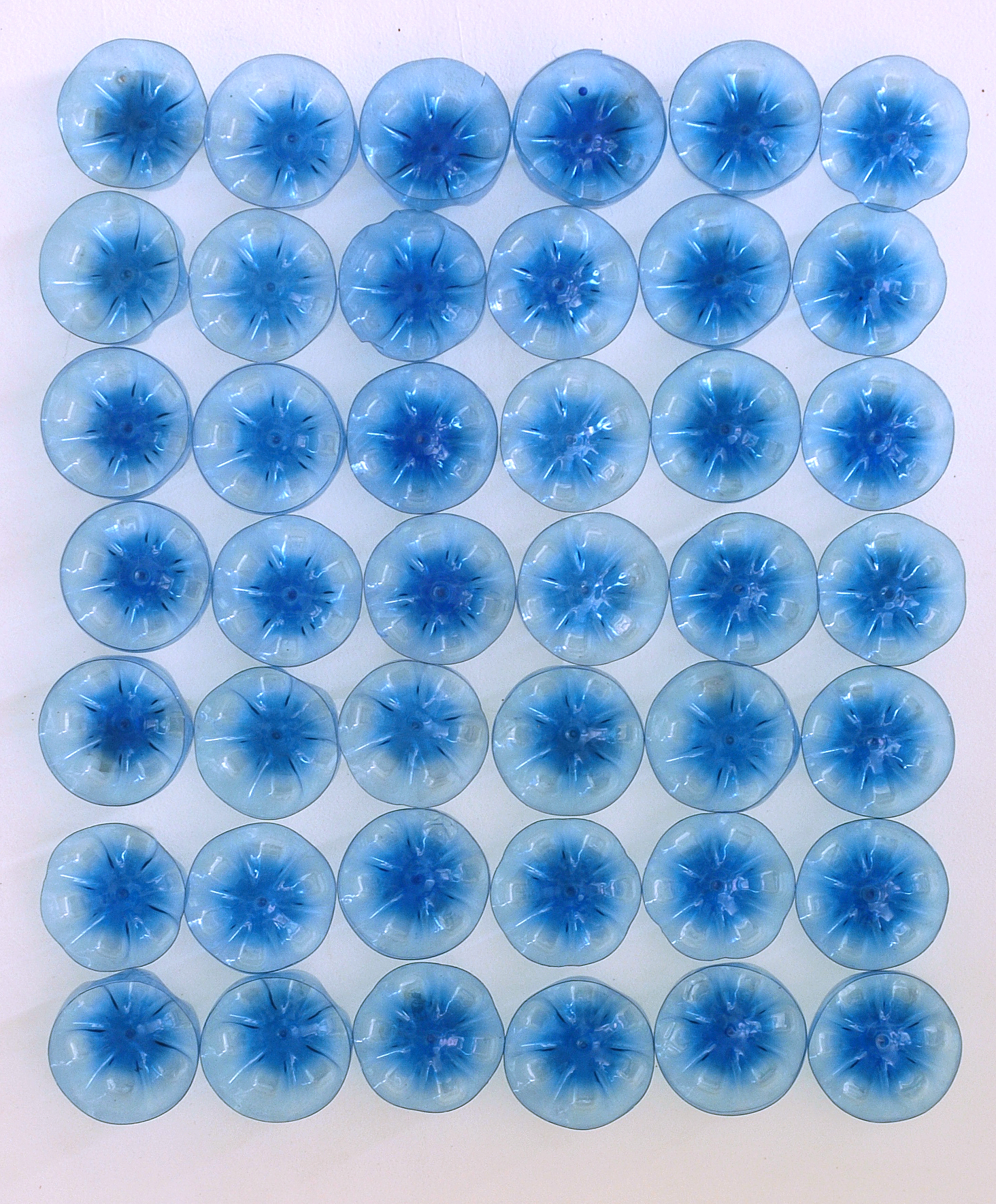 Sans titre, plastique de bouteille bleue d&eacute;coup&eacute;, 100x100 cm