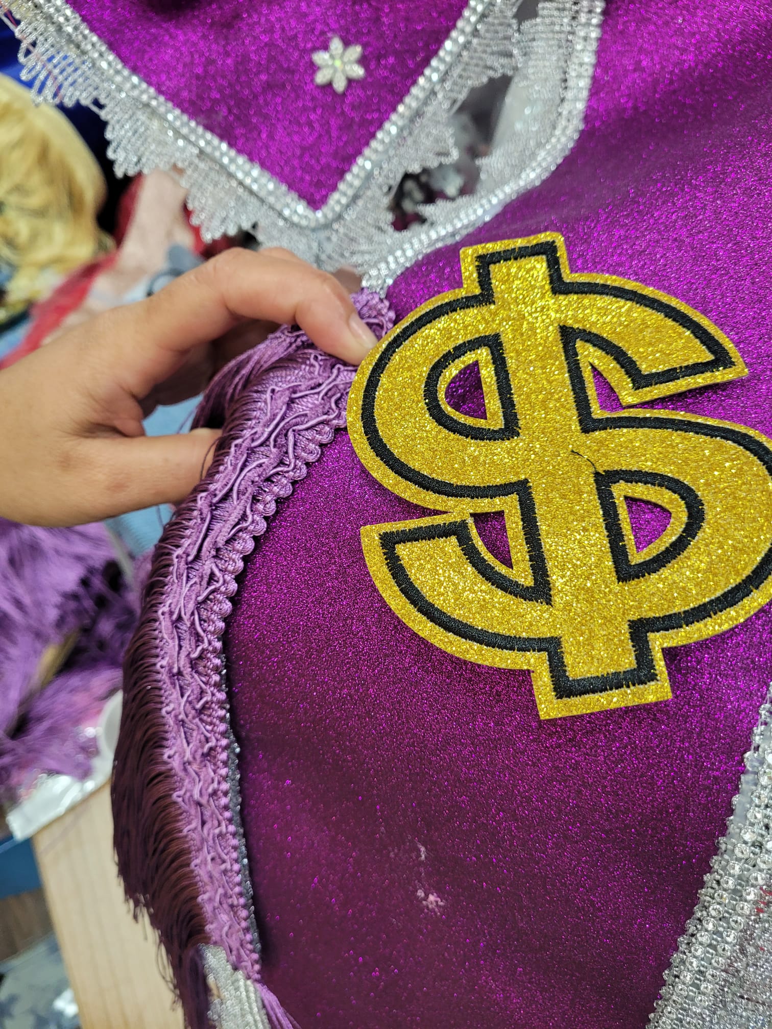 Selecting colours and embellishments for the money sash (财带Cáidài)