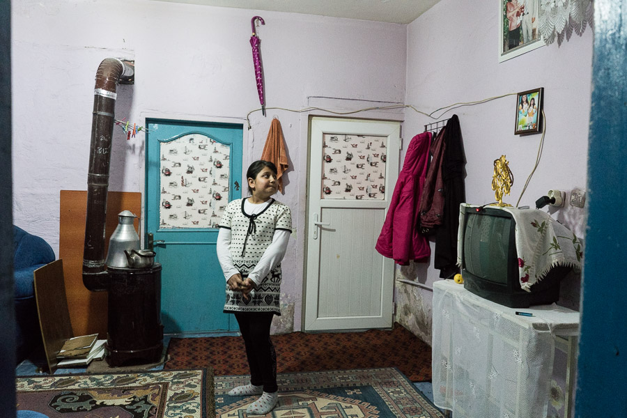 Quartier de Bayramtepe, Istanbul. Heval, la fille de S&uuml;reyya, va &agrave; l'&eacute;cole. Elle esp&egrave;re ainsi pouvoir apprendre diff&eacute;rentes langues.
