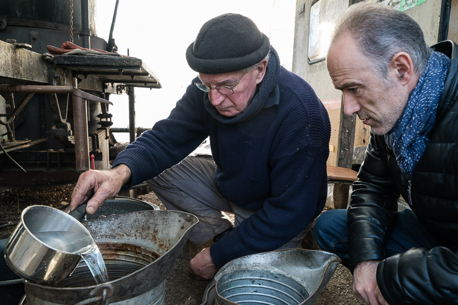 Un cousin de Mr Paul est venu lui rendre visite. Distillateur industriel dans le cognac, il compare sa proc&eacute;dure avec celle de Mr Paul. Si le principe est le m&ecirc;me, les &eacute;quipements sont aujourd'hui bien diff&eacute;rents, les alambics sont g&eacute;r&eacute;s &eacute;lectroniquement.