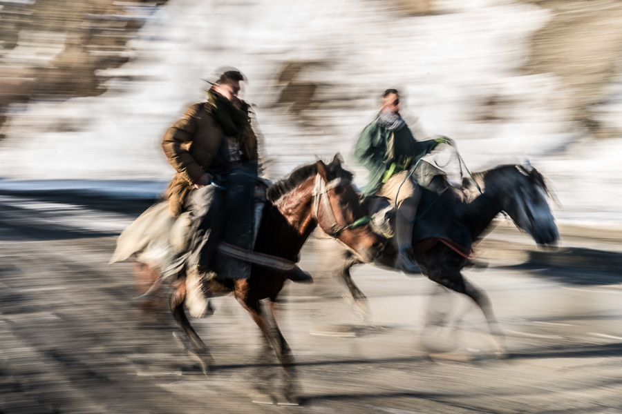 Village de Zale, Kurdistan, Irak. F&eacute;vrier 2017. A l'ouverture de la fronti&egrave;re, c'est la course pour charger et repartir le plus vite possible.