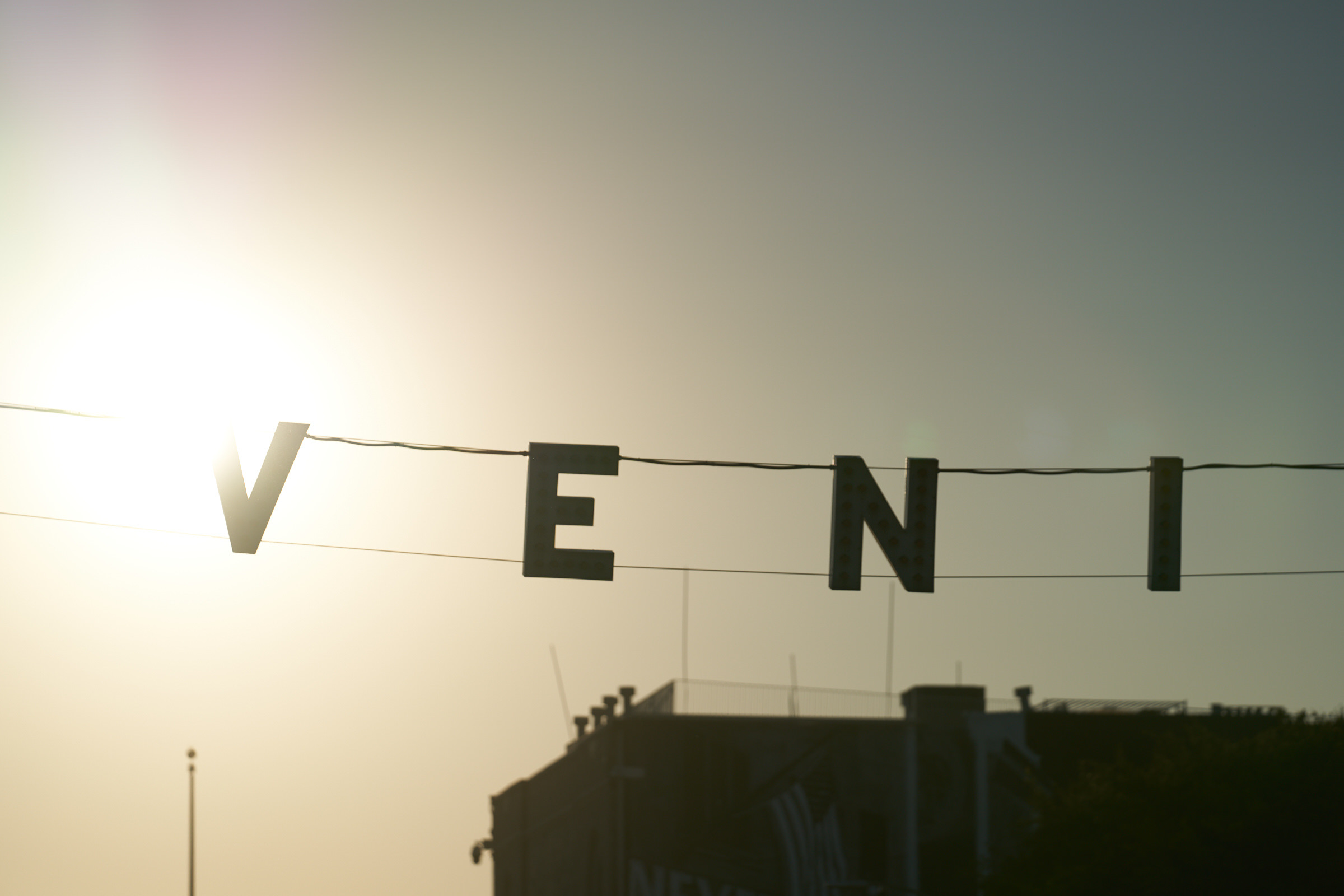 Gegenlichtaufnahme vom Venice-Beach-Schriftzug, Abendstimmung