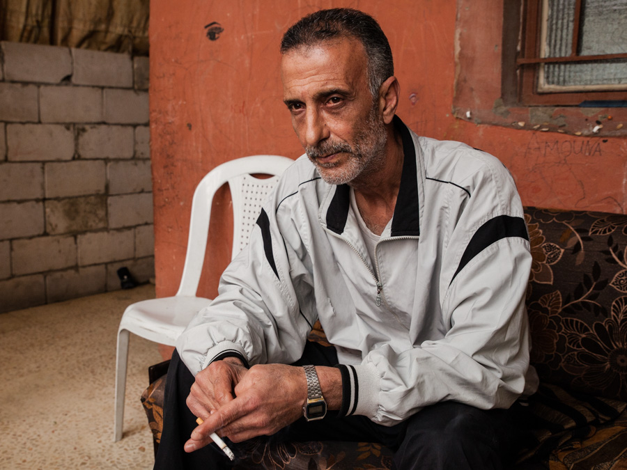 Abou Nidal vient du camp de Yarmouk en Syrie. L&agrave;-bas, il s'&eacute;tait fait construire une maison, d&eacute;truite &agrave; pr&eacute;sent. Il vit &agrave; pr&eacute;sent avec 5 familles de ses proches dans trois pi&egrave;ces et regrette le Yarmouk d'avant la guerre. La nuit, il faut mettre desmatelas partout o&ugrave; c'est possible pour que chacun puisse dormir. Quant &agrave; l'avenir, il ne voit aucune issue pour lui... 