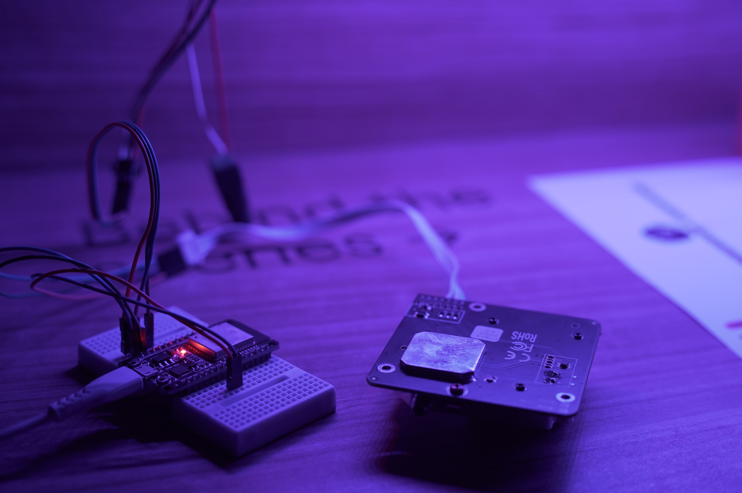 A network of particle-sensors share health status of different spaces and offer real-time notifications and recommendations.