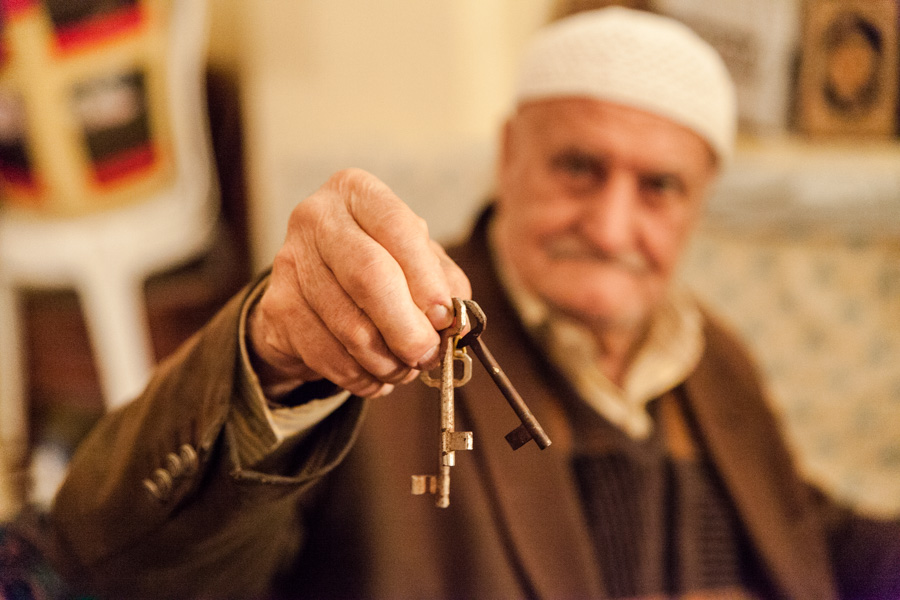  Ce vieil homme se souvient de la Nakba. Il tient les cl&eacute;s des pi&egrave;ces de sa maison d'origine, et voudrait retourner l&agrave;-bas pour mourir.