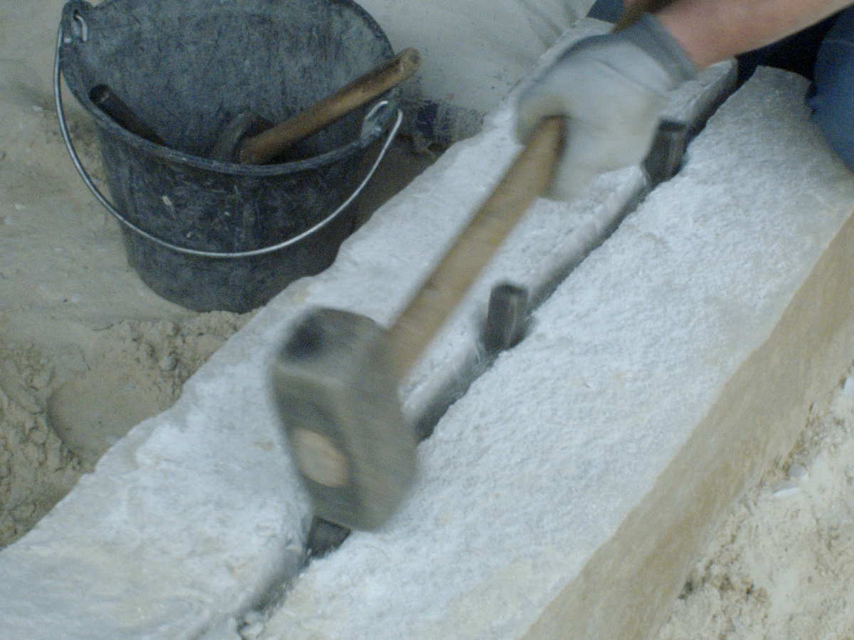 11.2019 Visite et film à la carrière de Grès de Fontainebleau. Carrière en quasi autarcie. Filière degré zéro, de la matière première au produit fini. 