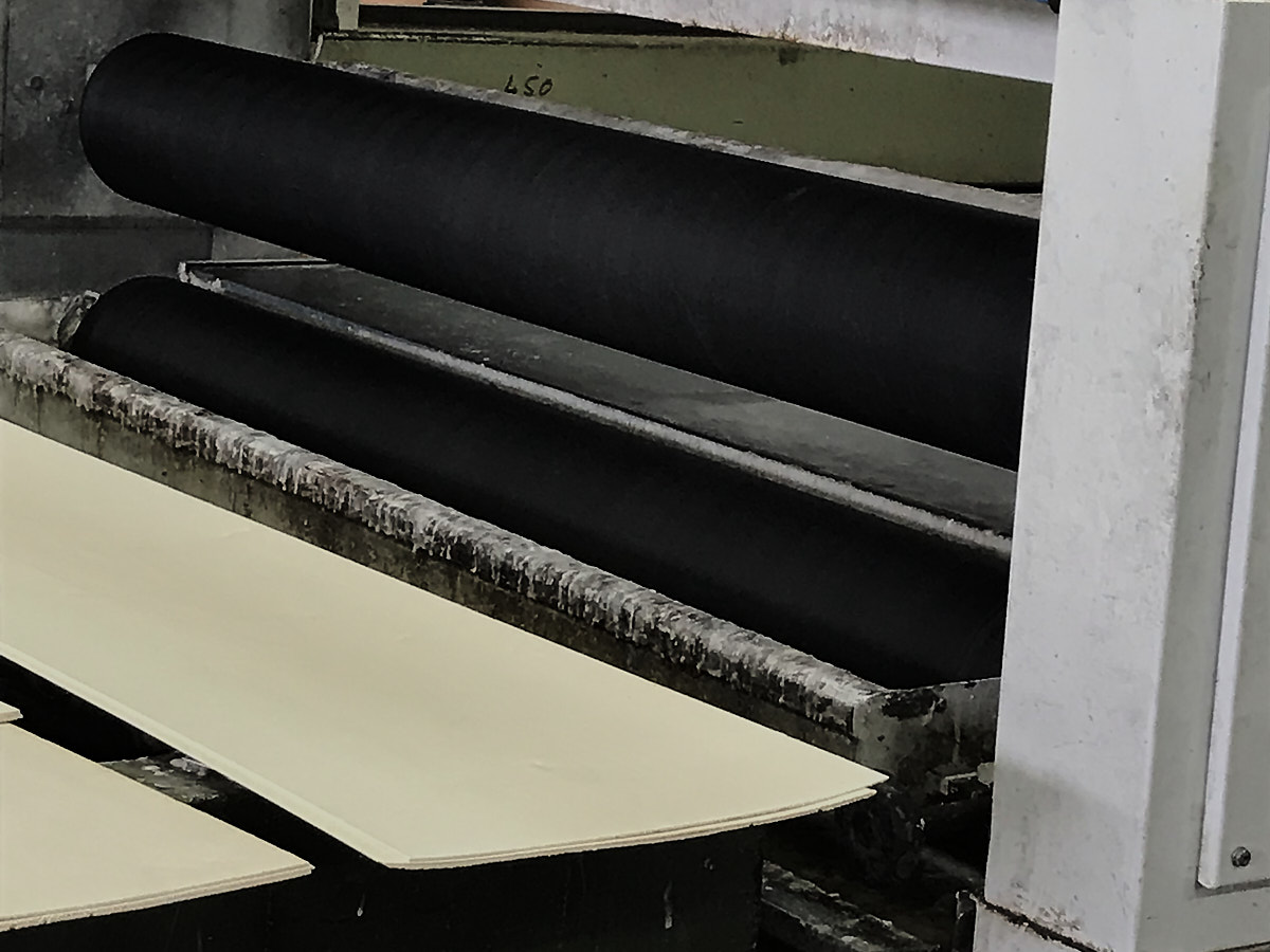 Le panneau va être recouvert de colle des deux côtés. 