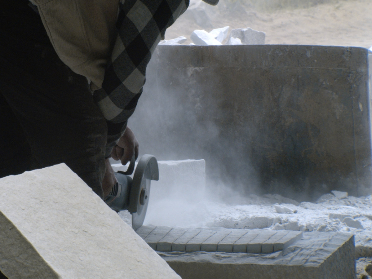 La scie électrique n'est utilisée que quelques minutes par jours, autrement elle s'use vite sur la pierre trop dure