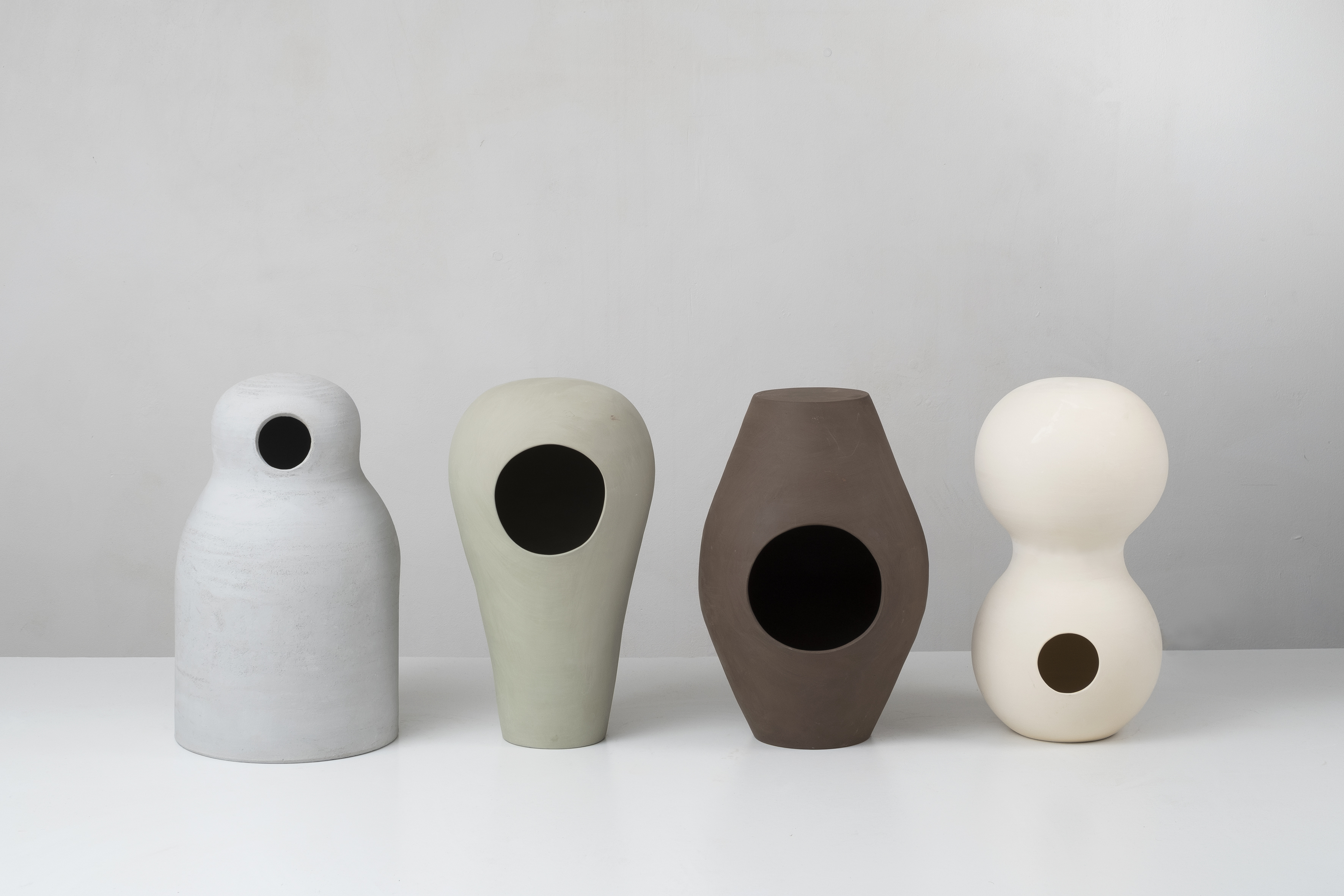 Drawing around a hole, clay, 2019