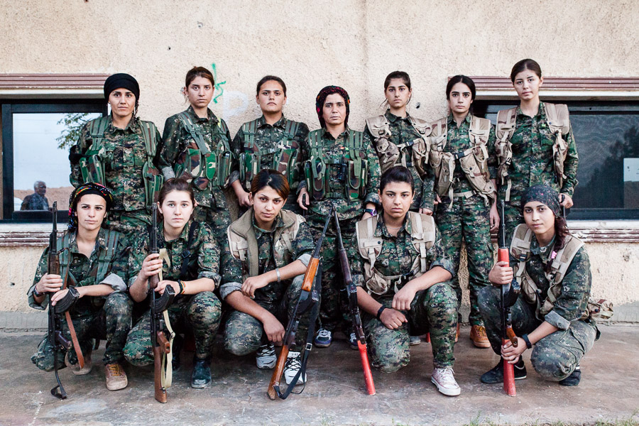 Pr&egrave;s de Girke Lege, octobre 2014. Unit&eacute; de YPJ dans leur base.