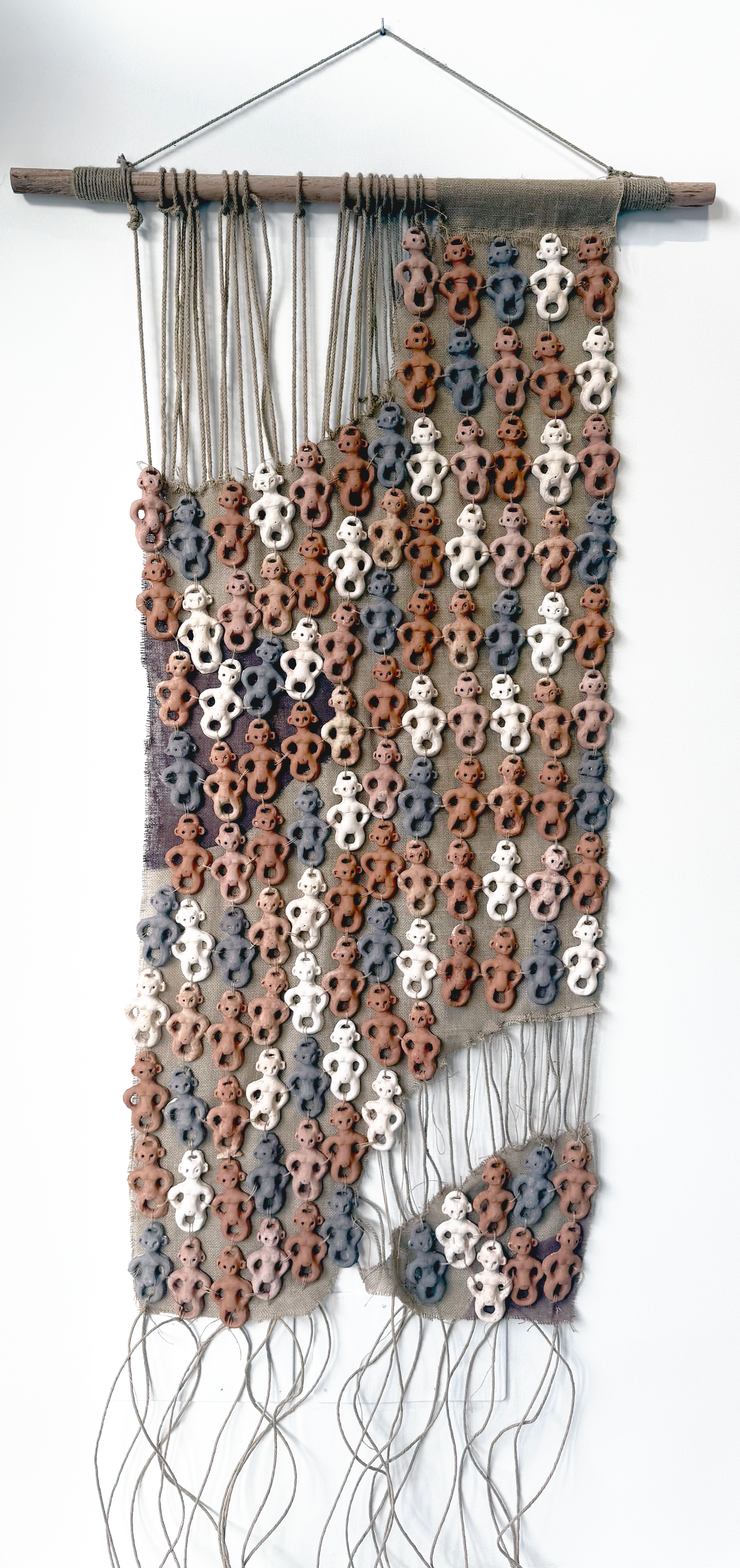Bader Klidi, و, Céramique sur toile de jute, 100x180cm, 2025