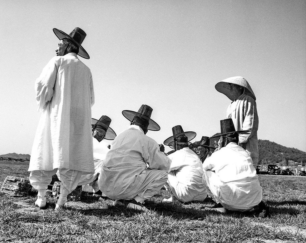 People reencting Korean traditional funeral. (Photographed by Rev. Kwak Wan-geun)