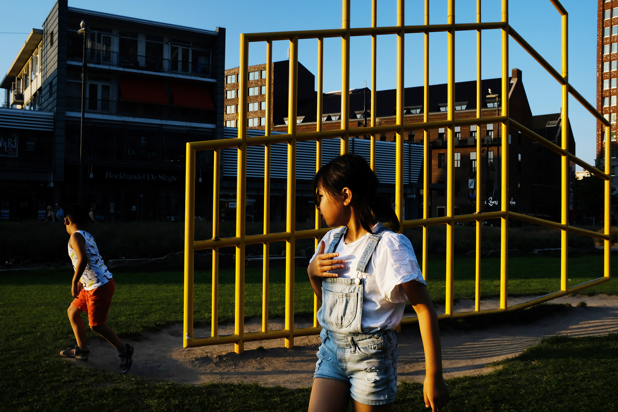 Philippe Sarfati-Getting Better-photographer-photography-street-documentary-long term project-Rotterdam-Netherlands-yellow grid-playground-blaak-strong light-golden hour
