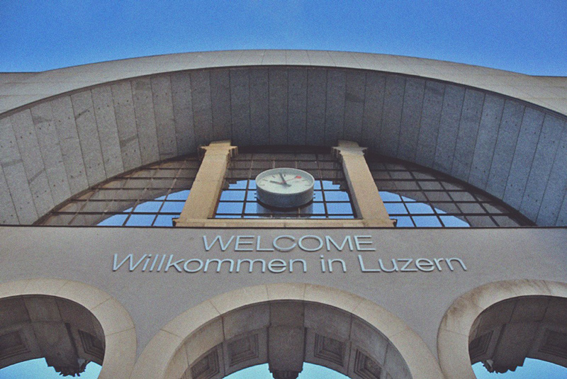 Begrüssende Worte begegnen einem schon beim Verlassen des Bahnhofs: der Torborgen Luzern.