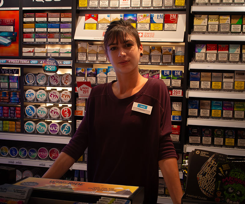 Alle sehen die Zigaretten, wer sieht Sandra?