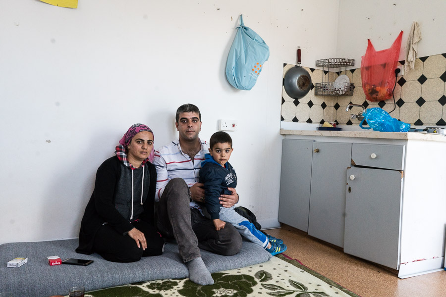 Nous sommes d&rsquo;Adana. Nous sommes ici depuis 45 jours. Erdogan est responsable de notre d&eacute;part. Ma femme est recherch&eacute;e, nous n&rsquo;avons pas besoin de faire grand-chose en Turquie pour &ecirc;tre arr&ecirc;t&eacute; tant qu&rsquo;on est kurde. N&rsquo;importe o&ugrave; nous allons, ce n&rsquo;est pas important. L&rsquo;Allemagne ou ici, tant que notre enfant va &agrave; l&rsquo;&eacute;cole. Il faut soutenir ce camp, il manque tout ici. Le gouvernement ne soutient en rien. Nous avons &eacute;t&eacute; arr&ecirc;t&eacute; pendant 2 jours. Nous avons d&eacute;j&agrave; fui l&rsquo;oppression des turcs, ici aussi nous ne voulons pas souffrir.