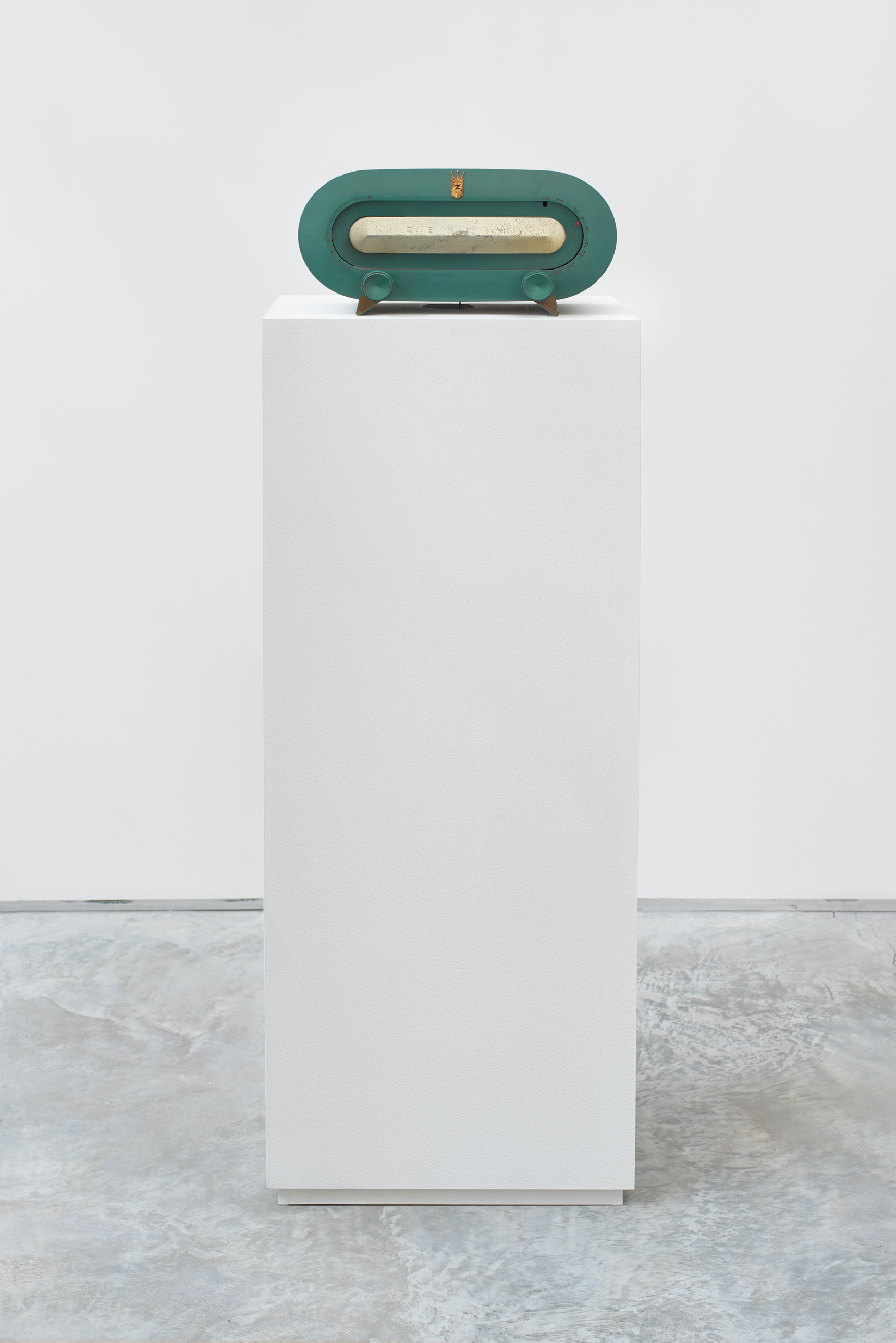  Constance DeJong, Racetrack Zenith, 2016-17. Re-engineered radio with amplitude-sensitive LEDs, audio, 7 x 14 7 inches.  (Credit: Phoebe D'Heurle)