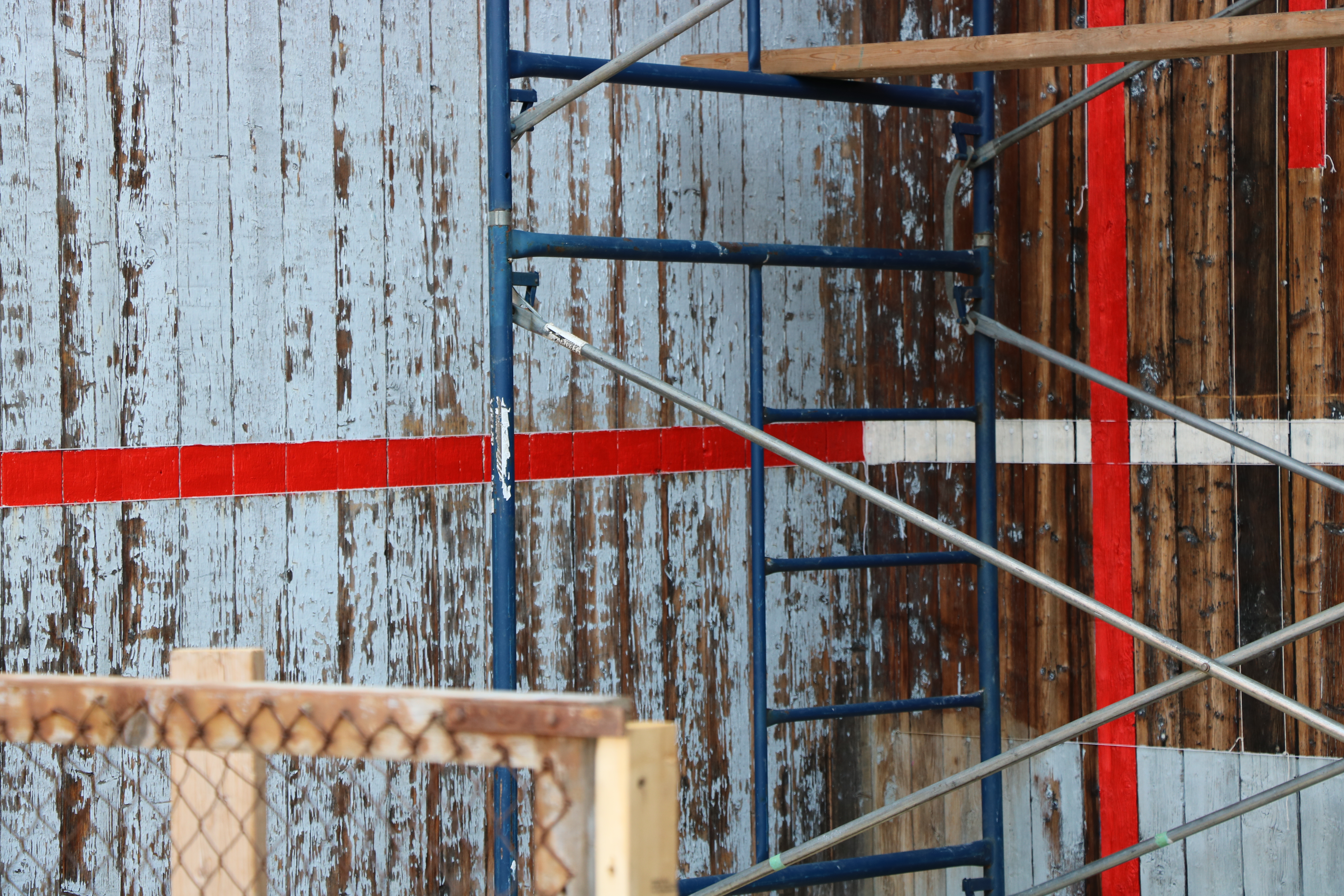 Depuis demain, une résidence de Nicolas Laverdière au terrain de Balle-au-mur, en collaboration avec Vrille art actuel, La Pocatière, 2023. © Galadriel Avon.