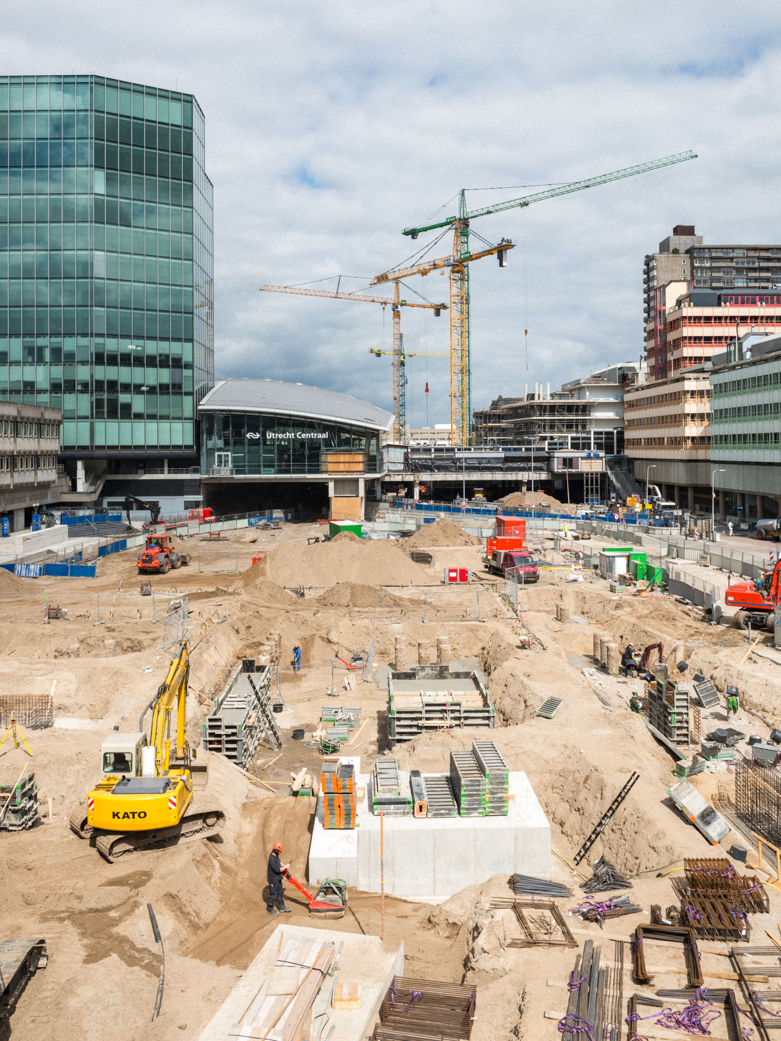 Building site next to Utrecht Central Station - future location of Het Platform, a micro city on top of tram and bus connections (VenhoevenCS)
